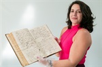 Giovanna Fenili Calabria, Chefe do Setor de Gestão de Documentação e Arquivo da Câmara exibe o "2º Livro de Ofícios da Câmara"