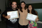 Fabiana Valle Teixeira (editora e produtora da EPTV Campinas, que compôs a comissão julgadora dos trabalhos) entre Gustavo e Mariana Bittar, que venceram na categoria vídeo