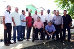 Vereadores, o prefeito e moradores da região em foto no local da obra