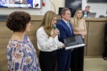 Entrega da homenagem aconteceu na noite desta segunda-feira (16), no Plenário "Francisco Antonio Coelho"