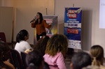 O evento reuniu cerca de 100 pessoas e contou com apresentações musicais, poesia e uma palestra com a neuropsicanalista Evelyn Matos