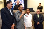 Entrega de Moção e Aplausos ao escritor Vinicius Rocha 