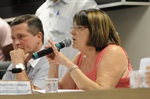 A diretora da Emdhap Silvani Lopes de Campos respondendo aos questionamentos