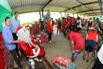 640 presentes foram distribuídos: meninos receberam carrinhos, e meninas, bonecas