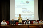 Dirigente sindical discursa durante o encontro, que reuniu cerca de 80 pessoas