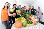Comerciantes em foto com produtos vendidos no estabelecimento