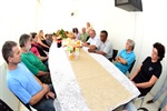 João Manoel, Gilmar Rotta e comerciantes do Mercado Municipal durante a confraternização