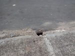 Buraco causa infiltração em edifício