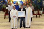 Camolesi, Longatto, Carlinhos, Pedro Cruz, monsenhor Jorge, José Luiz e monsenhor Orivaldo em foto ao final da cerimônia