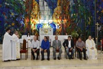 Observado pelos vereadores, monsenhor Jorge agradece a homenagem