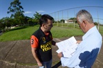 Carlinhos e seu assessor Val Marques observam o projeto da Prefeitura para a área