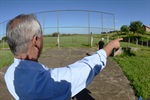 Vereador aponta as muretas que serão reconstruídas na reforma do campo
