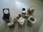 Latas de tinta estão amontoadas na sala do berçário