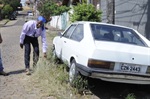 Rodas de carros quase são encobertas pelo mato