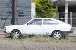 Rodas de carros quase são encobertas pelo mato