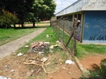 Lixo se acumula na entrada do Centro de Esportes da Pauliceia