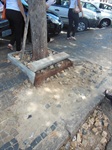 A calçada estava danificada 