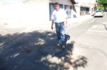 Dirceu verifica afundamento das laterais de uma boca de lobo na rua Pedro Morgan, no Vila Sônia