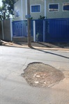 Cratera aberta no cruzamento da rua Santa Albertina com a Cedral, no Santa Rosa Ipês