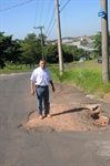 Santa Rosa: vereador entra dentro da cratera localizada no cruzamento da rua Cedral com a Jacupiranga