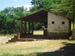 O bar em frente ao campo de futebol precisa de reforma
