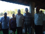 Gilmar Rotta, o presidente do Semae, Vlamir Schiavuzzo, e os moradores do bairro