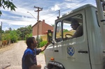O presidente da associação de moradores do bairro conversa com funcionário da Sedema