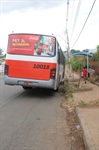 Coletivo do bairro fica torto ao pegar passageiros