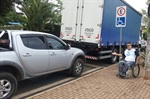 Caminhonete e Kombi da prefeitura ocuparam vaga de deficiente