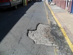 Buracos da travessa danificam carros e podem causar acidentes