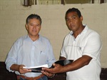 Presidente do centro comunitário entrega documento a vereador Dirceu