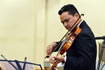 O violinista Alexandre Felix se apresentando