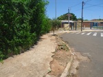 A calçada em torno da escola está danificada e precisa de reforma