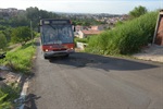 A reportagem flagrou a dificuldade do ônibus em subir um trecho da rua Tietê. Para piorar a situação, existe uma cratera no meio do asfalto