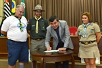 Parlamentar assinou o pacto escoteiro