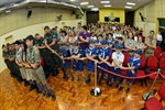 Com os braços entrelaçados, participantes de solenidade entoaram Canção da Despedida