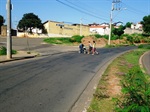 Moradores se arriscam atravessando a via, que não tem faixa de pedestres