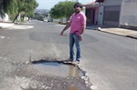 Motoristas e pedestres reclamam de buracos perigosos no bairro