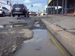 Buracos incomodavam pedestres e motoristas em uma das principais avenidas do bairro