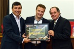 Sérgio Regonha, ao meio, recebendo Moção de Aplausos ao lado de Pedro Kawai e José Aparecido Longatto