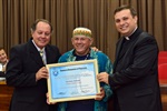 Edmilson Andrade recebendo a homenagem