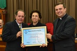 Hortência de Souza recebendo homenagem