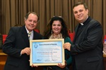 Vilma Romano, funcionária da Secretaria Municipal de Ação Cultural, sendo homenageada
