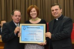 Andrea Parker, da Caterpillar, recebendo homenagem