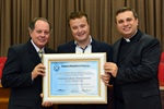 Sérgio Regonha, atual presidente do Guarantã, recebendo homenagem