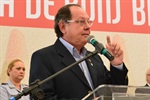 José Longatto explicando a homenagem