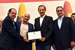 Momento da entrega do Título a Paulo Skaf