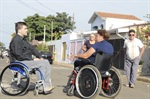 André Bandeira conversando com moradores