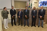 Moschini, Nicolela, Capitão Gomes, Zampieri, João Manoel e Gustavo durante a entrega da moção