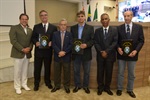 Moschini, Nicolela, Capitão Gomes, Zampieri, João Manoel e Gustavo durante a entrega da moção